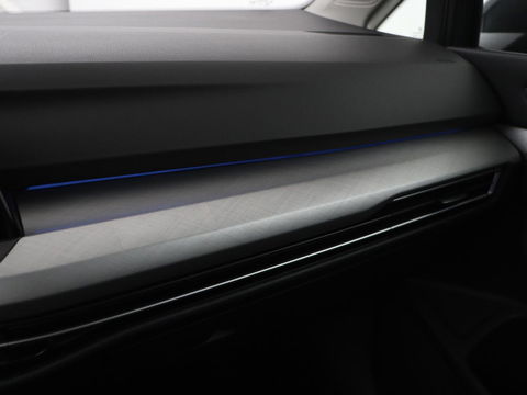 Volkswagen Golf 1.0 TSI Life | Carplay | Sfeerverlichting | Navigatie | Adaptive cruise | Full LED | Parkeerhulp | DAB | Climate control | Bluetooth