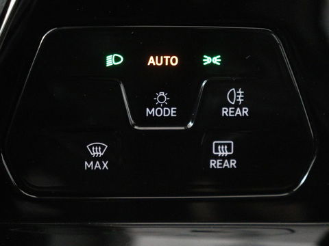 Volkswagen Golf 1.0 TSI Life | Carplay | Sfeerverlichting | Navigatie | Adaptive cruise | Full LED | Parkeerhulp | DAB | Climate control | Bluetooth
