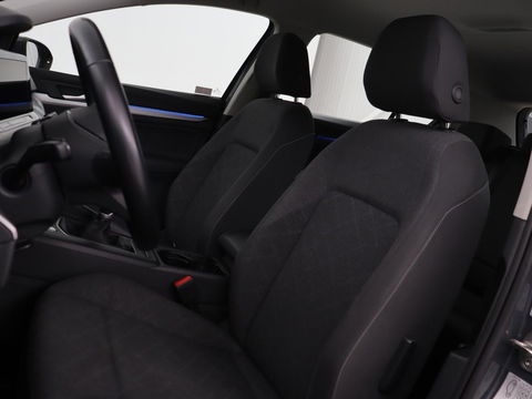 Volkswagen Golf 1.0 TSI Life | Carplay | Sfeerverlichting | Navigatie | Adaptive cruise | Full LED | Parkeerhulp | DAB | Climate control | Bluetooth
