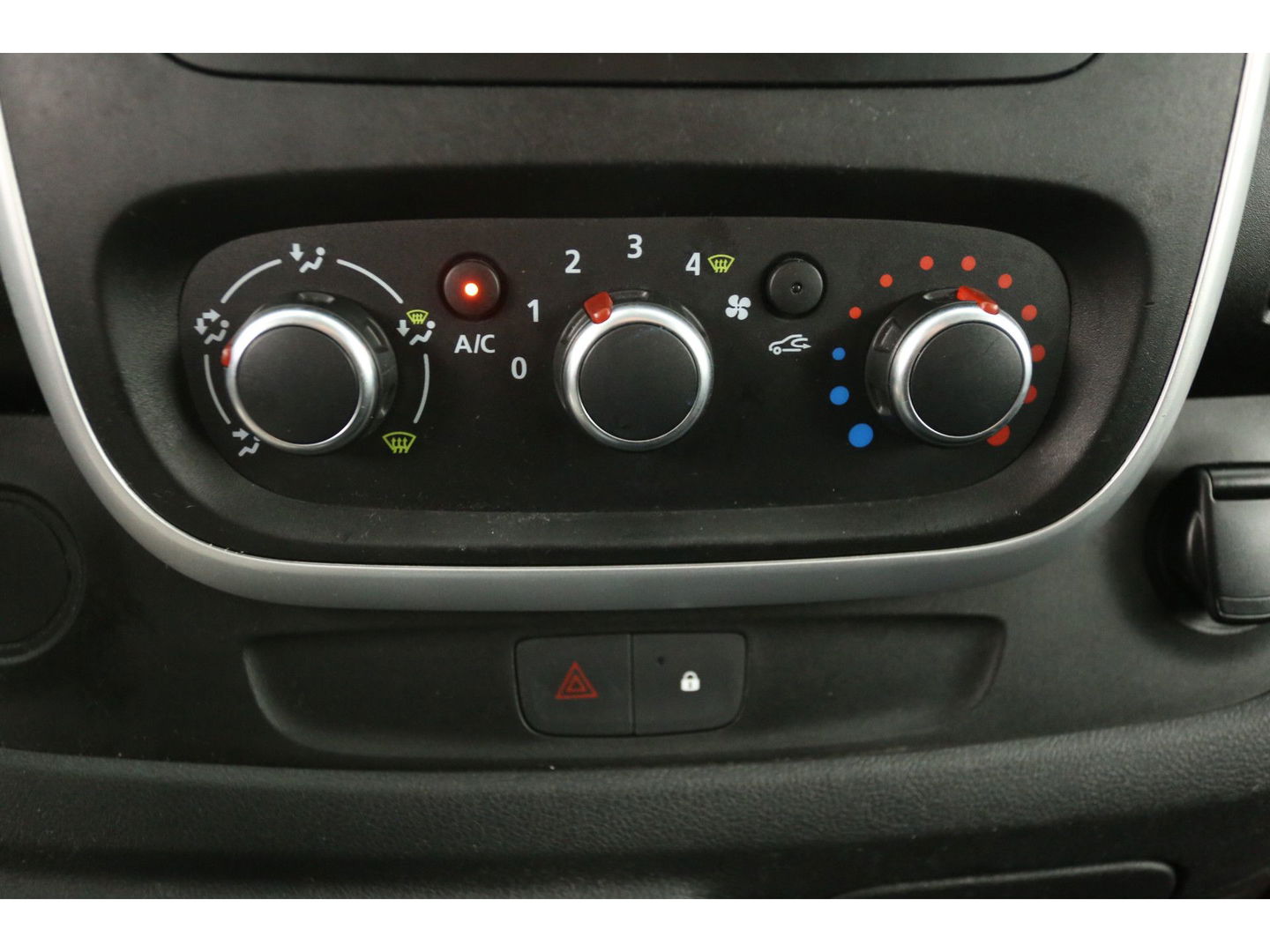 Renault Trafic 2.0 dCi T29 L2H1 Airco Camera Cruise Navigatie LED PDC 3 Persoons Elektrpakket