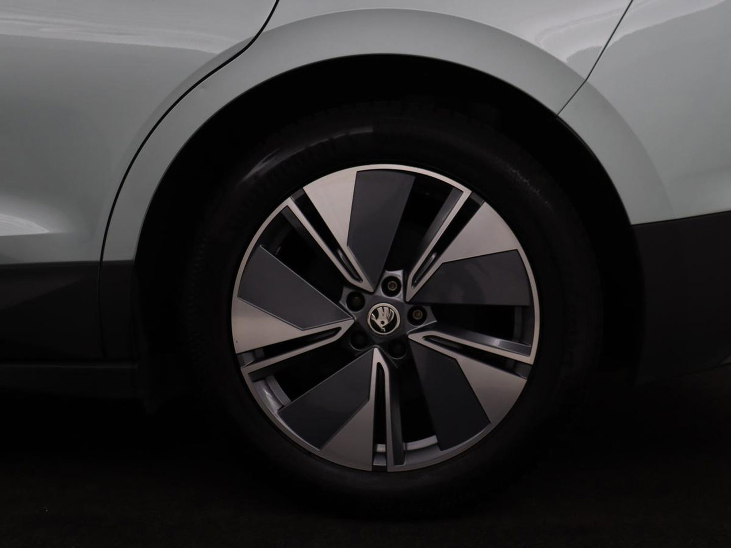 Škoda Enyaq iV 80 | Stoel & stuurverwarming | Carplay | Keyless | Navigatie | Camera | Half leder | Cruise control | Full LED | Parkeerhulp