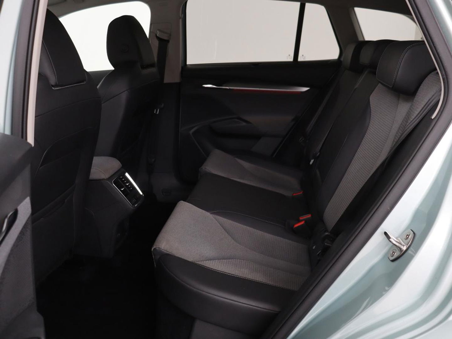 Škoda Enyaq iV 80 | Stoel & stuurverwarming | Carplay | Keyless | Navigatie | Camera | Half leder | Cruise control | Full LED | Parkeerhulp