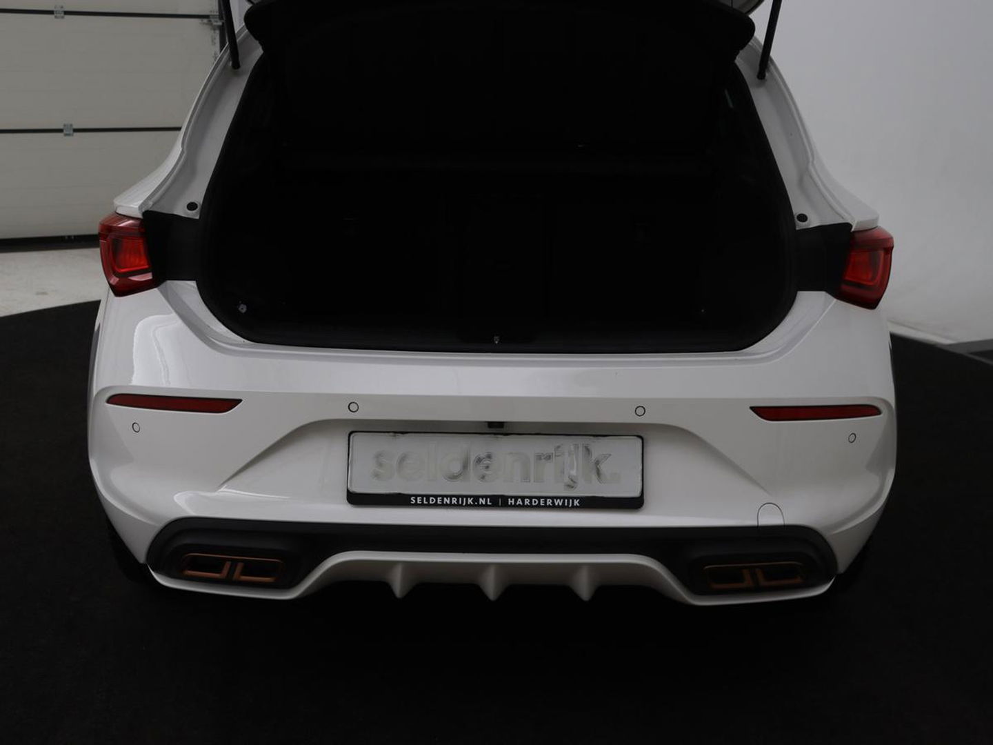 CUPRA Leon 1.4 e-Hybrid | Stoel & stuurverwarming | Camera | Adaptive cruise | Carplay | Navigatie | Sfeerverlichting | Keyless | Full LED | Sportstoelen | PHEV