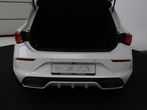 CUPRA Leon 1.4 e-Hybrid | Stoel & stuurverwarming | Camera | Adaptive cruise | Carplay | Navigatie | Sfeerverlichting | Keyless | Full LED | Sportstoelen | PHEV
