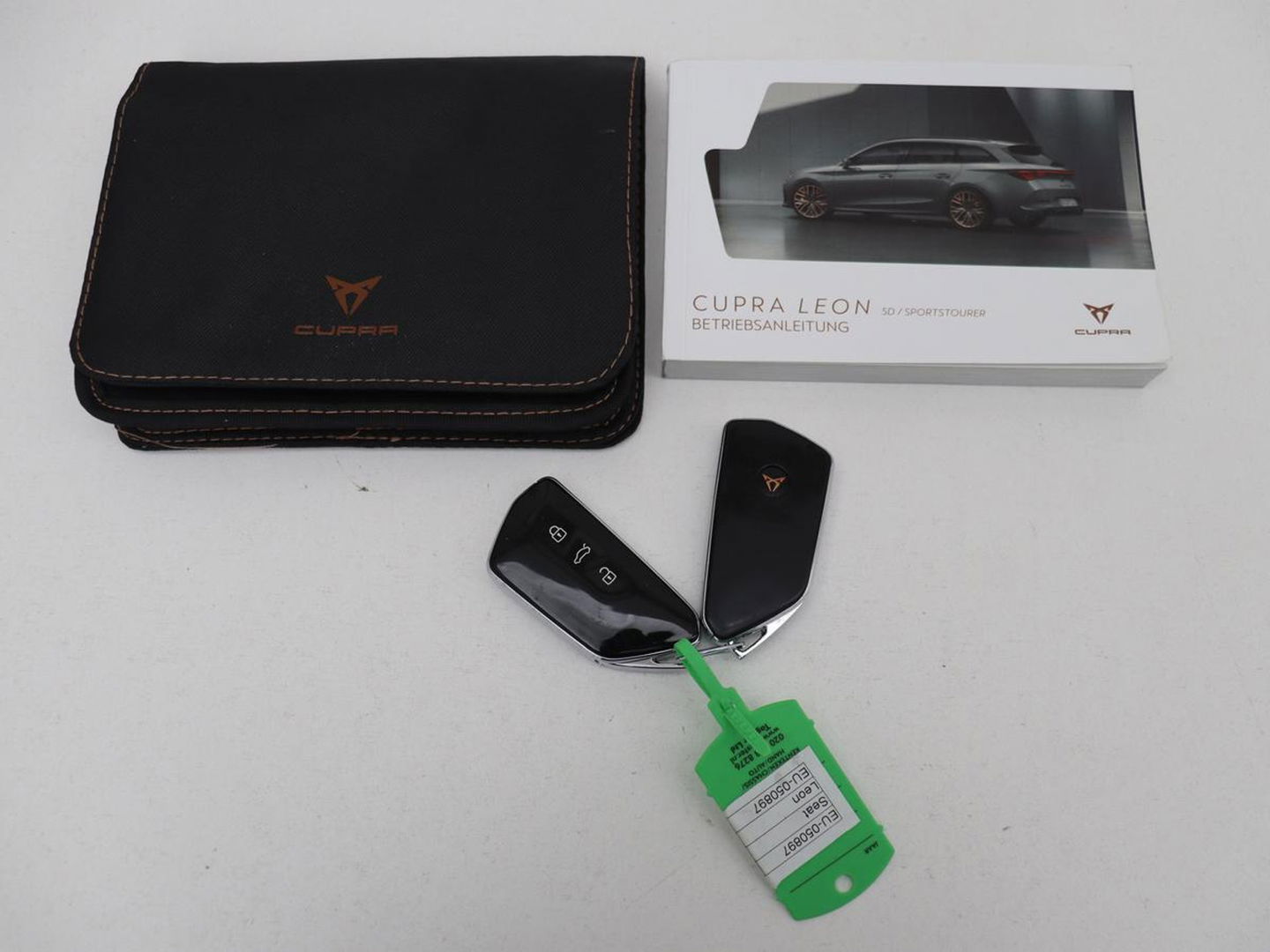 CUPRA Leon 1.4 e-Hybrid | Stoel & stuurverwarming | Camera | Adaptive cruise | Carplay | Navigatie | Sfeerverlichting | Keyless | Full LED | Sportstoelen | PHEV