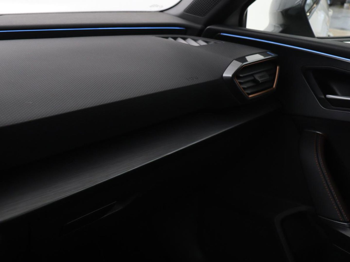 CUPRA Leon 1.4 e-Hybrid | Stoel & stuurverwarming | Camera | Adaptive cruise | Carplay | Navigatie | Sfeerverlichting | Keyless | Full LED | Sportstoelen | PHEV