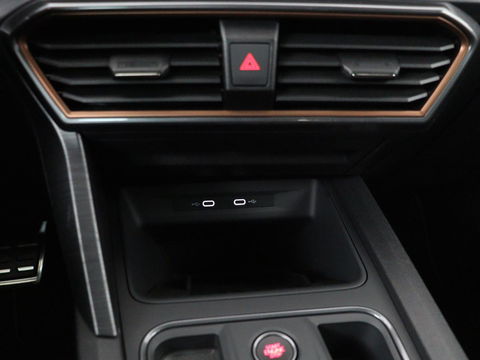 CUPRA Leon 1.4 e-Hybrid | Stoel & stuurverwarming | Camera | Adaptive cruise | Carplay | Navigatie | Sfeerverlichting | Keyless | Full LED | Sportstoelen | PHEV