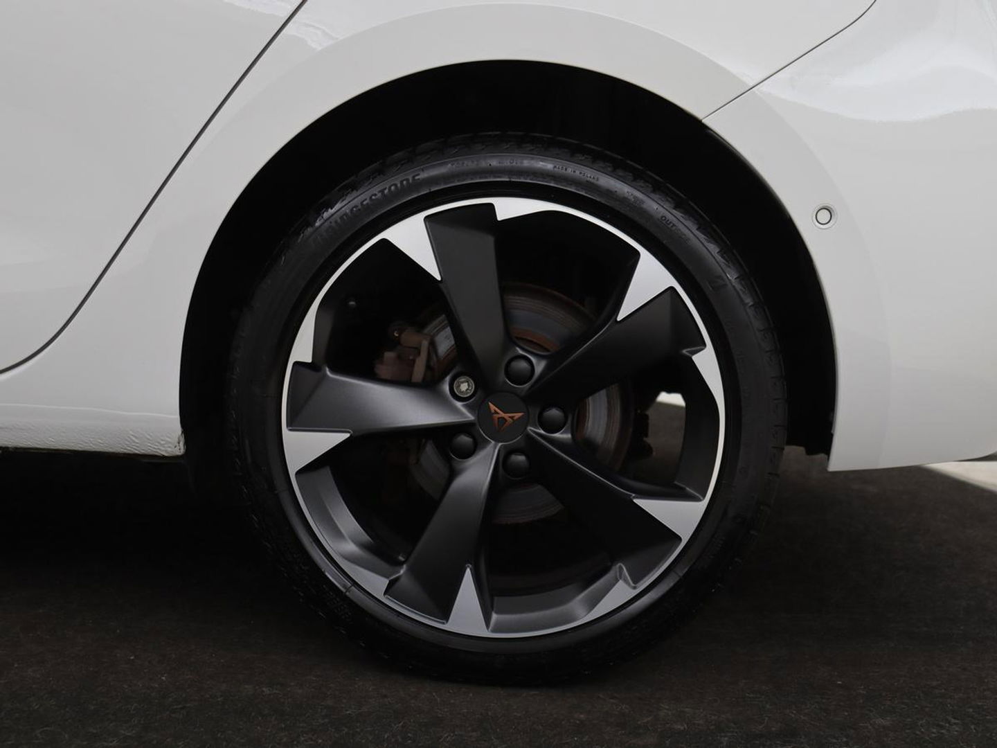 CUPRA Leon 1.4 e-Hybrid | Stoel & stuurverwarming | Camera | Adaptive cruise | Carplay | Navigatie | Sfeerverlichting | Keyless | Full LED | Sportstoelen | PHEV