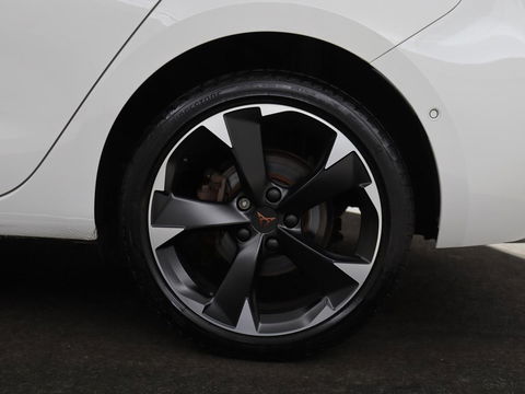 CUPRA Leon 1.4 e-Hybrid | Stoel & stuurverwarming | Camera | Adaptive cruise | Carplay | Navigatie | Sfeerverlichting | Keyless | Full LED | Sportstoelen | PHEV