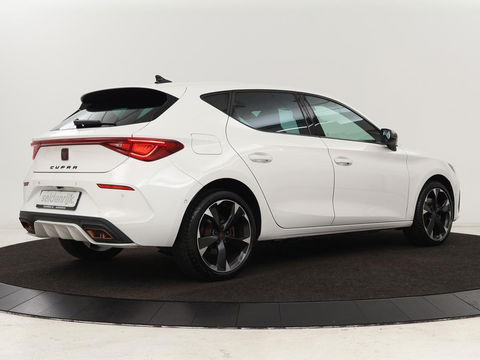 CUPRA Leon 1.4 e-Hybrid | Stoel & stuurverwarming | Camera | Adaptive cruise | Carplay | Navigatie | Sfeerverlichting | Keyless | Full LED | Sportstoelen | PHEV
