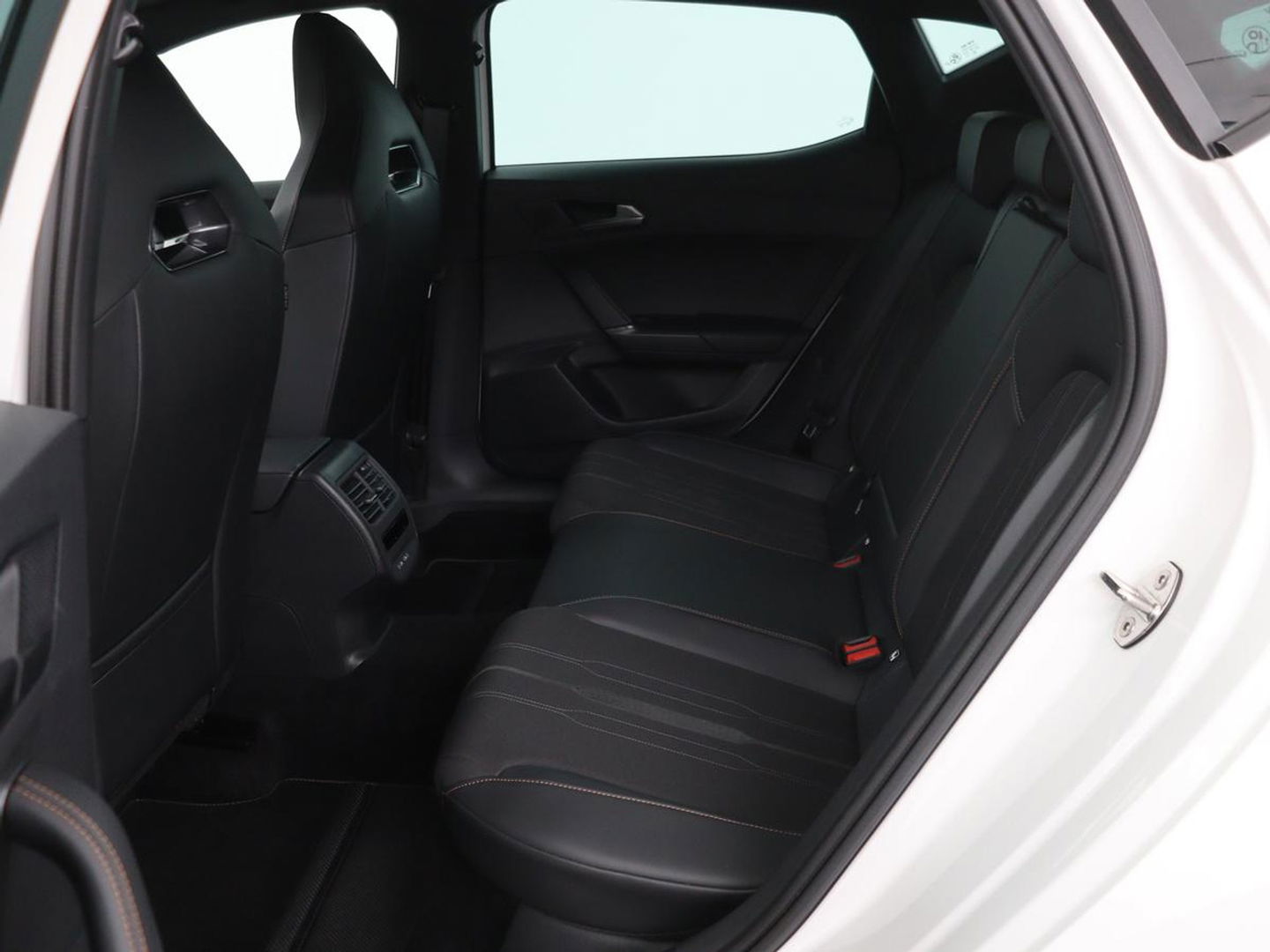 CUPRA Leon 1.4 e-Hybrid | Stoel & stuurverwarming | Camera | Adaptive cruise | Carplay | Navigatie | Sfeerverlichting | Keyless | Full LED | Sportstoelen | PHEV