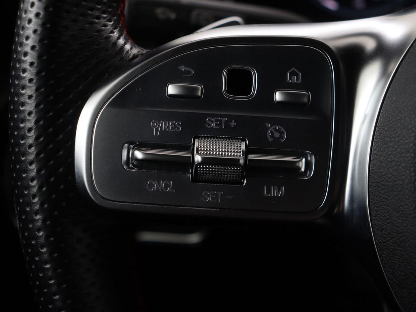 Mercedes-Benz A-Klasse 180 Business Solution AMG | Panoramadak | Stoelverwarming | Carplay | Leder/Alcantara | Camera | Widescreen | Full LED