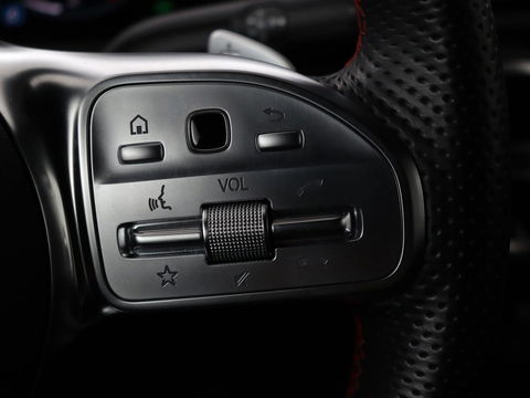 Mercedes-Benz A-Klasse 180 Business Solution AMG | Panoramadak | Stoelverwarming | Carplay | Leder/Alcantara | Camera | Widescreen | Full LED