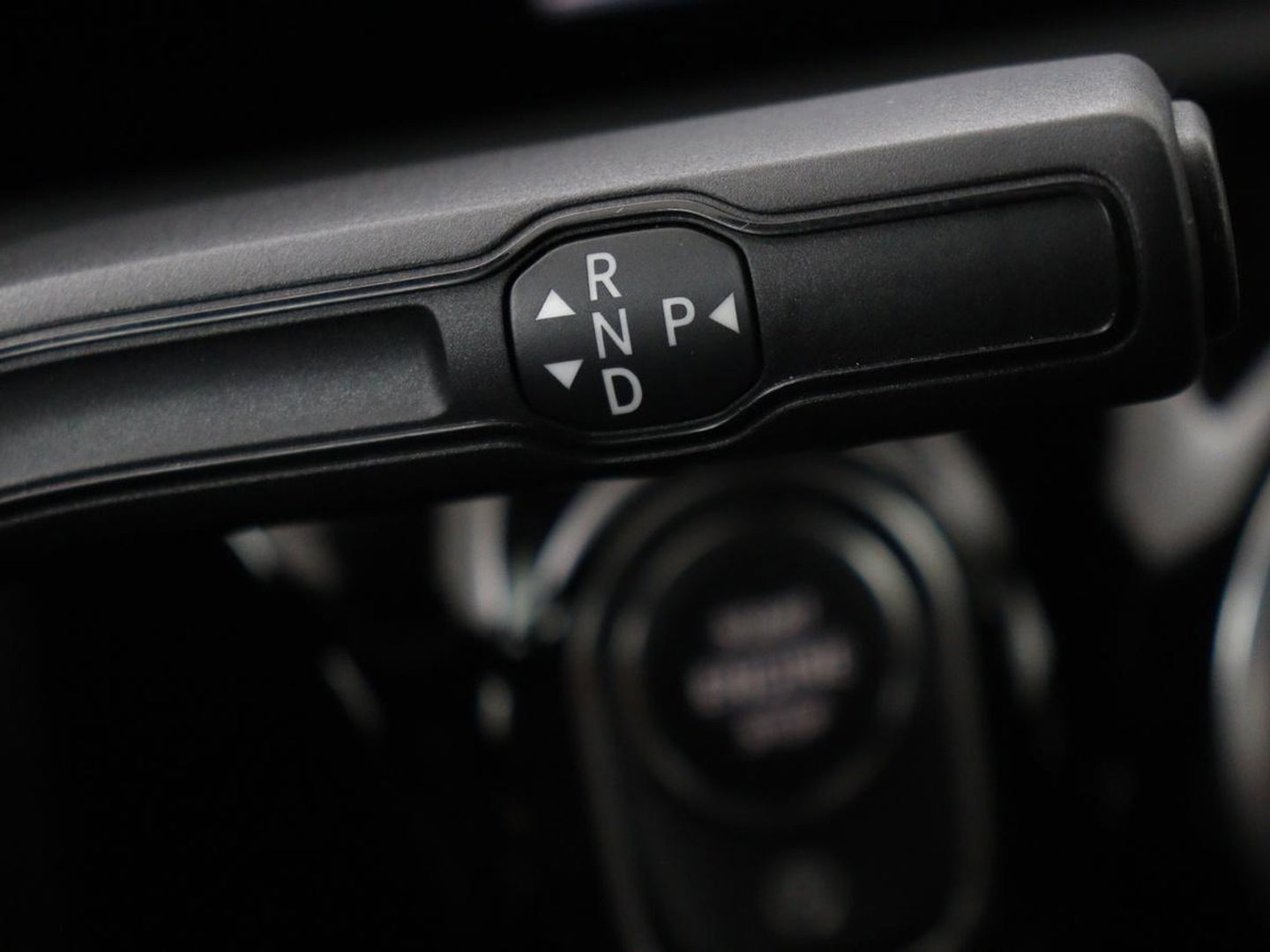 Mercedes-Benz A-Klasse 180 Business Solution AMG | Panoramadak | Stoelverwarming | Carplay | Leder/Alcantara | Camera | Widescreen | Full LED