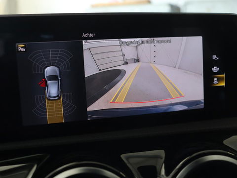 Mercedes-Benz A-Klasse 180 Business Solution AMG | Panoramadak | Stoelverwarming | Carplay | Leder/Alcantara | Camera | Widescreen | Full LED