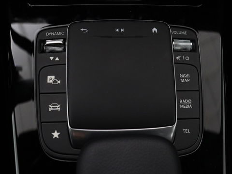 Mercedes-Benz A-Klasse 180 Business Solution AMG | Panoramadak | Stoelverwarming | Carplay | Leder/Alcantara | Camera | Widescreen | Full LED