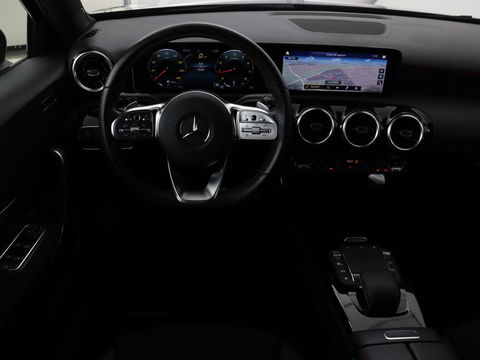 Mercedes-Benz A-Klasse 180 Business Solution AMG | Panoramadak | Stoelverwarming | Carplay | Leder/Alcantara | Camera | Widescreen | Full LED