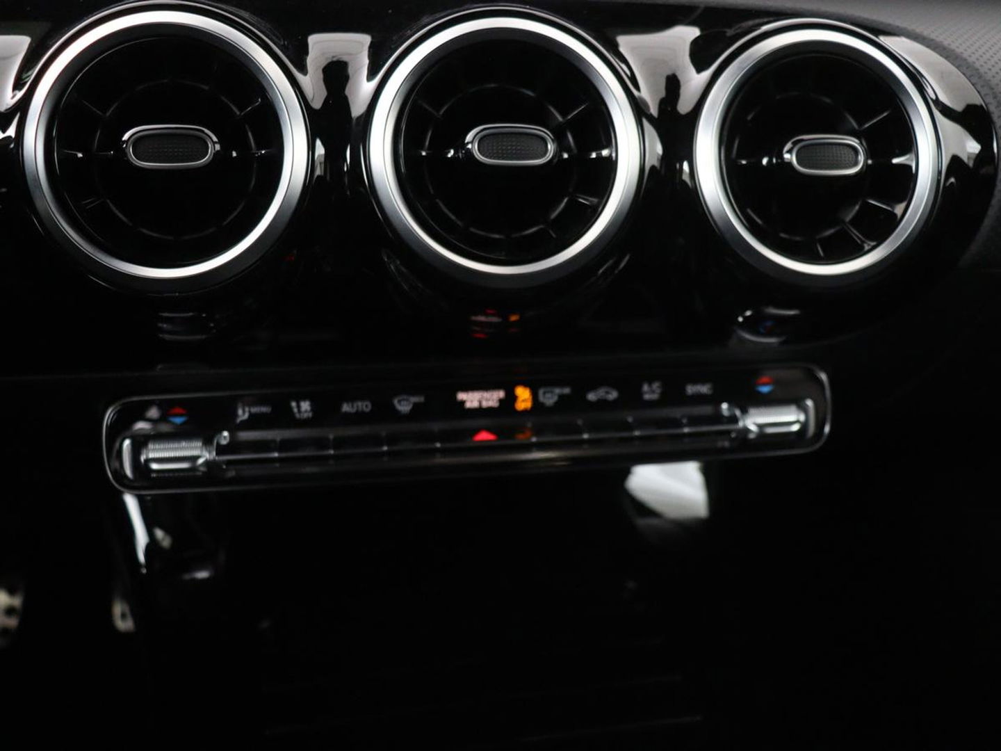 Mercedes-Benz A-Klasse 180 Business Solution AMG | Panoramadak | Stoelverwarming | Carplay | Leder/Alcantara | Camera | Widescreen | Full LED