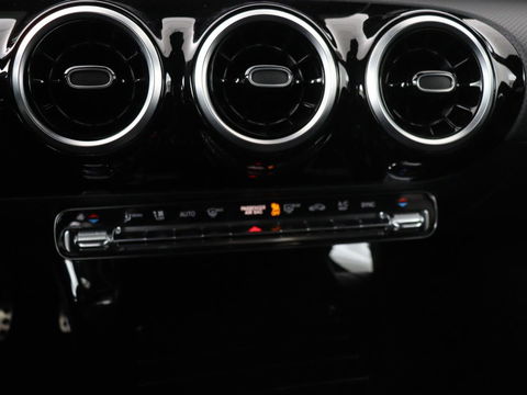 Mercedes-Benz A-Klasse 180 Business Solution AMG | Panoramadak | Stoelverwarming | Carplay | Leder/Alcantara | Camera | Widescreen | Full LED