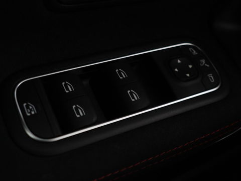 Mercedes-Benz A-Klasse 180 Business Solution AMG | Panoramadak | Stoelverwarming | Carplay | Leder/Alcantara | Camera | Widescreen | Full LED