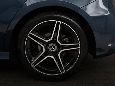 Mercedes-Benz A-Klasse 180 Business Solution AMG | Panoramadak | Stoelverwarming | Carplay | Leder/Alcantara | Camera | Widescreen | Full LED