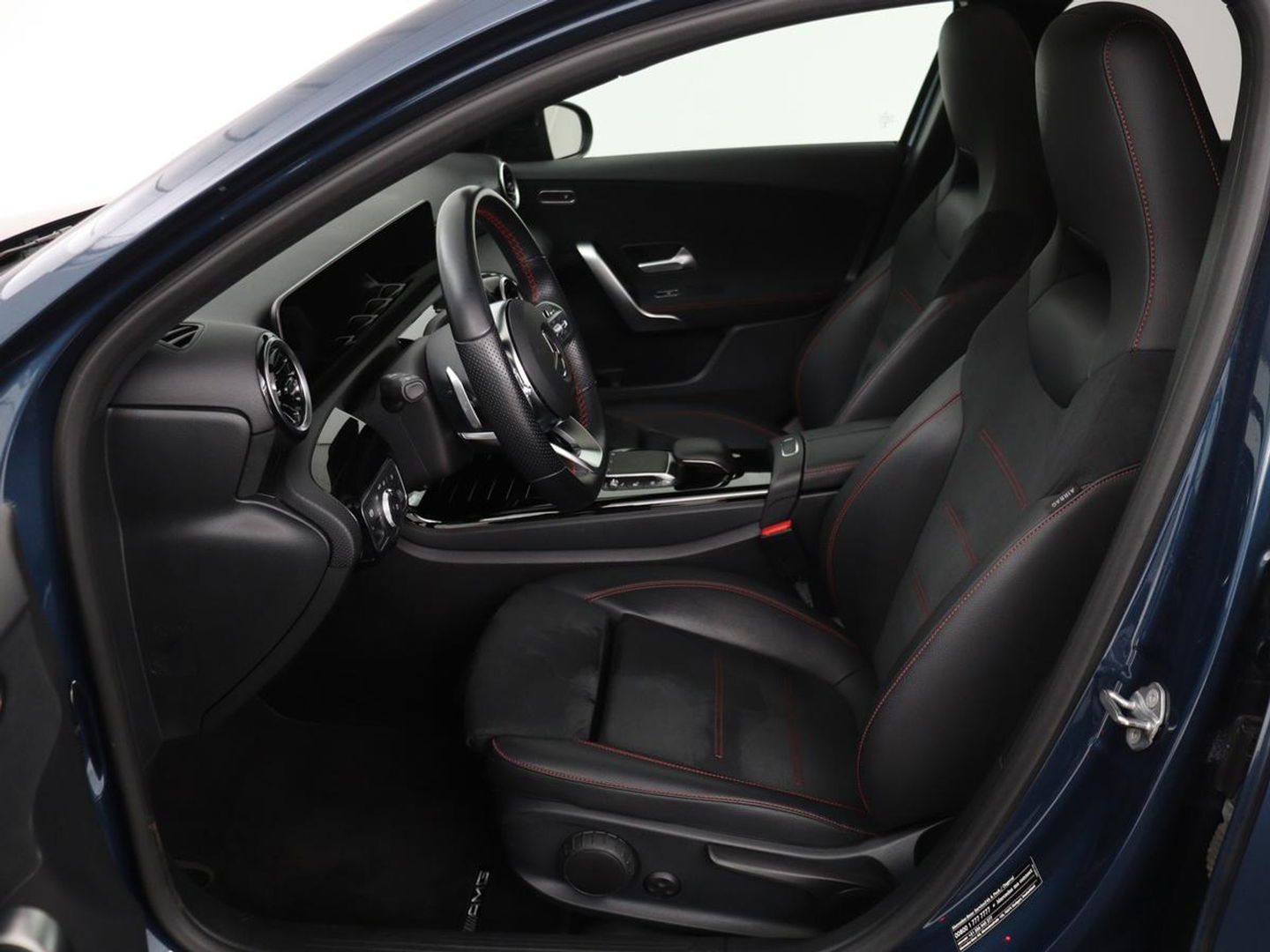 Mercedes-Benz A-Klasse 180 Business Solution AMG | Panoramadak | Stoelverwarming | Carplay | Leder/Alcantara | Camera | Widescreen | Full LED