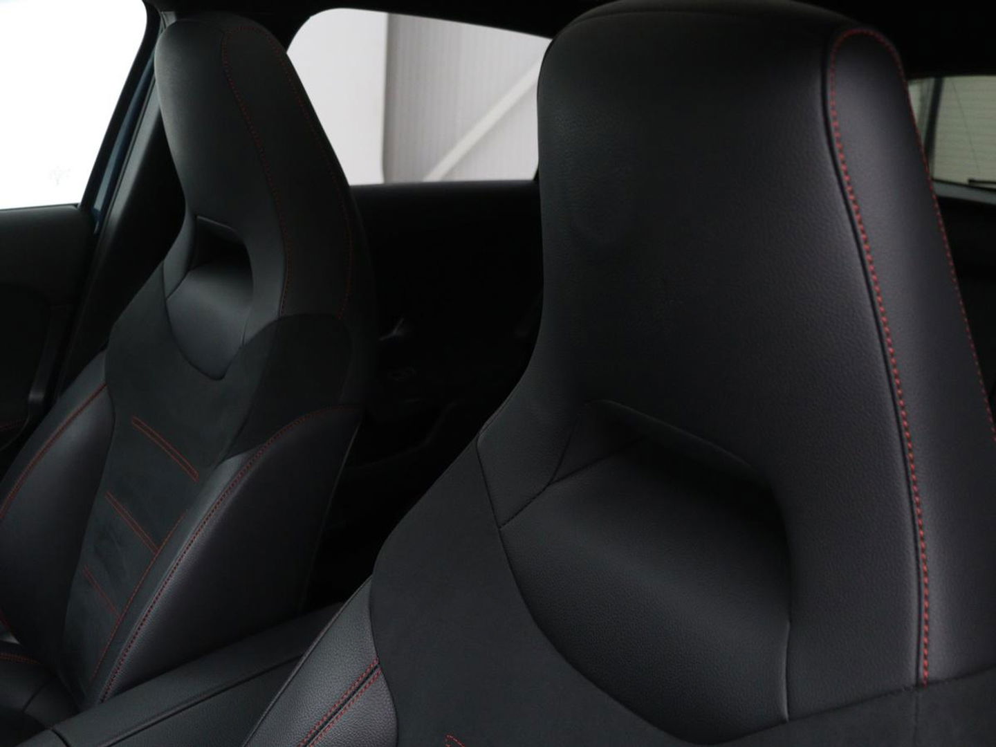 Mercedes-Benz A-Klasse 180 Business Solution AMG | Panoramadak | Stoelverwarming | Carplay | Leder/Alcantara | Camera | Widescreen | Full LED