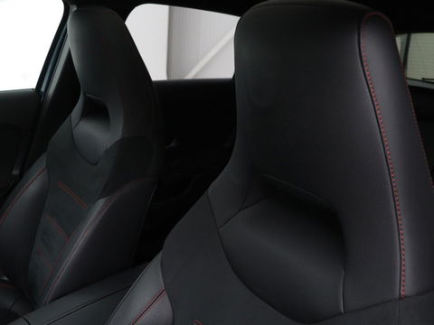 Mercedes-Benz A-Klasse 180 Business Solution AMG | Panoramadak | Stoelverwarming | Carplay | Leder/Alcantara | Camera | Widescreen | Full LED