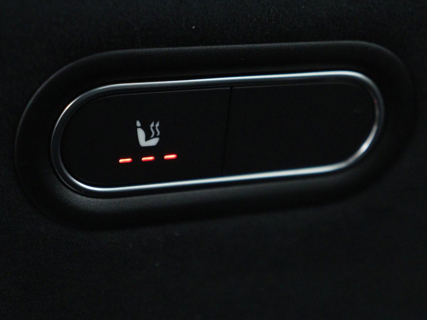 Mercedes-Benz A-Klasse 180 Business Solution AMG | Panoramadak | Stoelverwarming | Carplay | Leder/Alcantara | Camera | Widescreen | Full LED