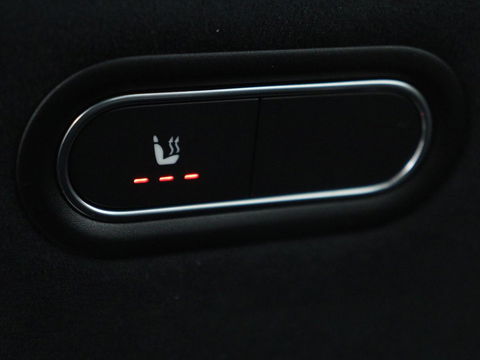 Mercedes-Benz A-Klasse 180 Business Solution AMG | Panoramadak | Stoelverwarming | Carplay | Leder/Alcantara | Camera | Widescreen | Full LED