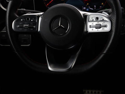 Mercedes-Benz A-Klasse 180 Business Solution AMG | Panoramadak | Stoelverwarming | Carplay | Leder/Alcantara | Camera | Widescreen | Full LED