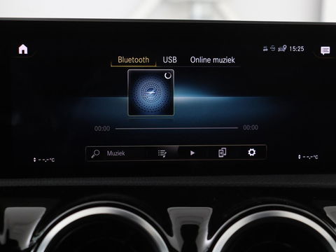 Mercedes-Benz A-Klasse 180 Business Solution AMG | Panoramadak | Stoelverwarming | Carplay | Leder/Alcantara | Camera | Widescreen | Full LED