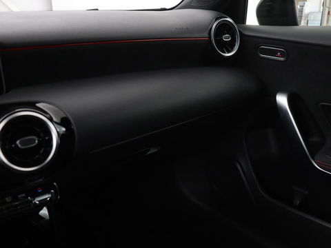 Mercedes-Benz A-Klasse 180 Business Solution AMG | Panoramadak | Stoelverwarming | Carplay | Leder/Alcantara | Camera | Widescreen | Full LED