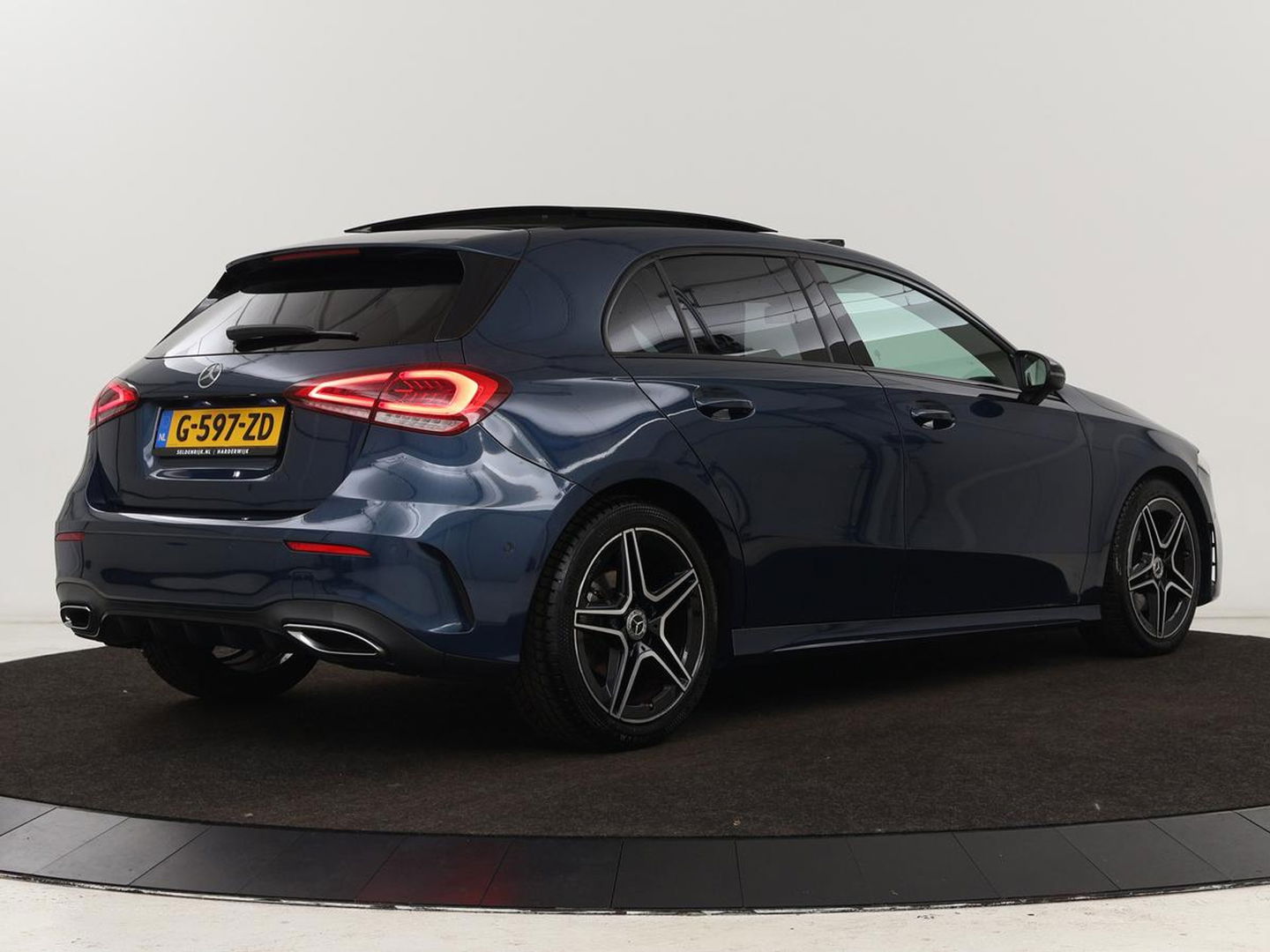 Mercedes-Benz A-Klasse 180 Business Solution AMG | Panoramadak | Stoelverwarming | Carplay | Leder/Alcantara | Camera | Widescreen | Full LED