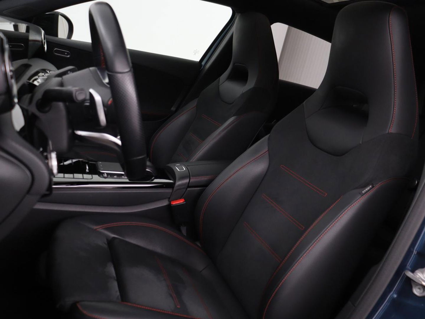 Mercedes-Benz A-Klasse 180 Business Solution AMG | Panoramadak | Stoelverwarming | Carplay | Leder/Alcantara | Camera | Widescreen | Full LED