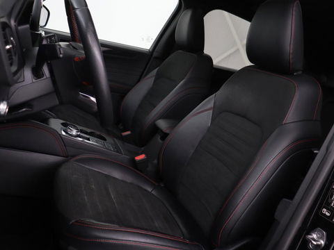 Ford Kuga 2.5 PHEV ST-Line X | Panoramadak | Trekhaak | Stoel & stuurverwarming | Head-Up | Adaptive cruise | Camera | Carplay | Achterbankverwarming | Half leder | Navigatie