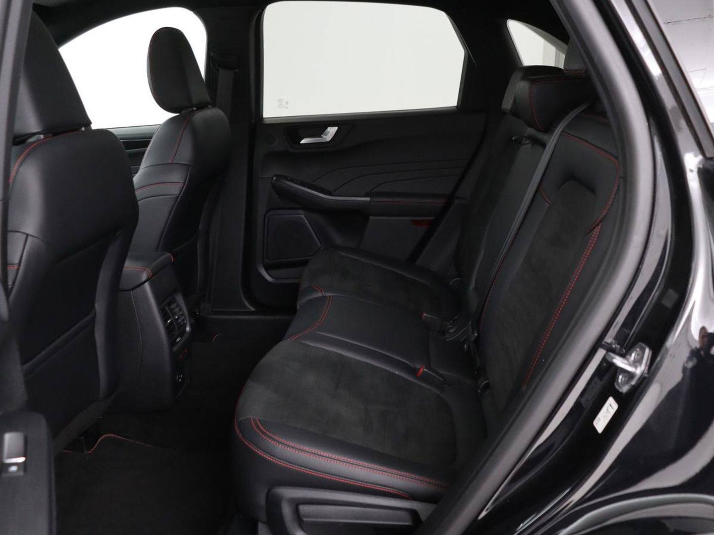 Ford Kuga 2.5 PHEV ST-Line X | Panoramadak | Trekhaak | Stoel & stuurverwarming | Head-Up | Adaptive cruise | Camera | Carplay | Achterbankverwarming | Half leder | Navigatie