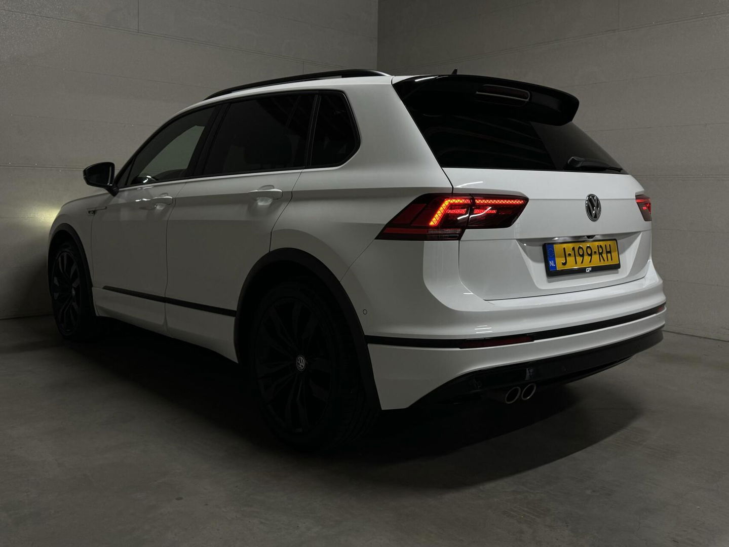 Volkswagen Tiguan 1.5 TSI R-Line Black Edition Pano Virtual Trekh. NAP