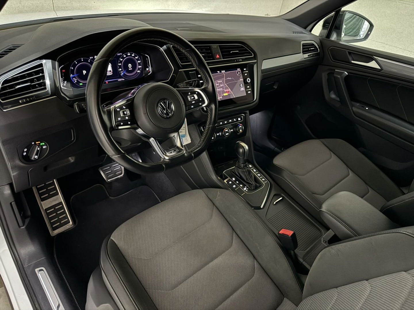 Volkswagen Tiguan 1.5 TSI R-Line Black Edition Pano Virtual Trekh. NAP