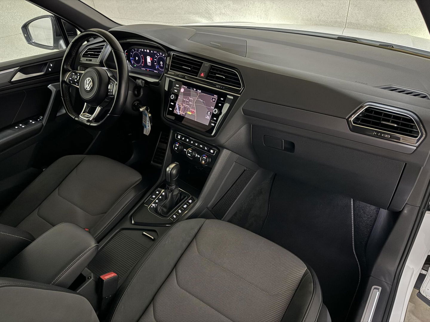 Volkswagen Tiguan 1.5 TSI R-Line Black Edition Pano Virtual Trekh. NAP