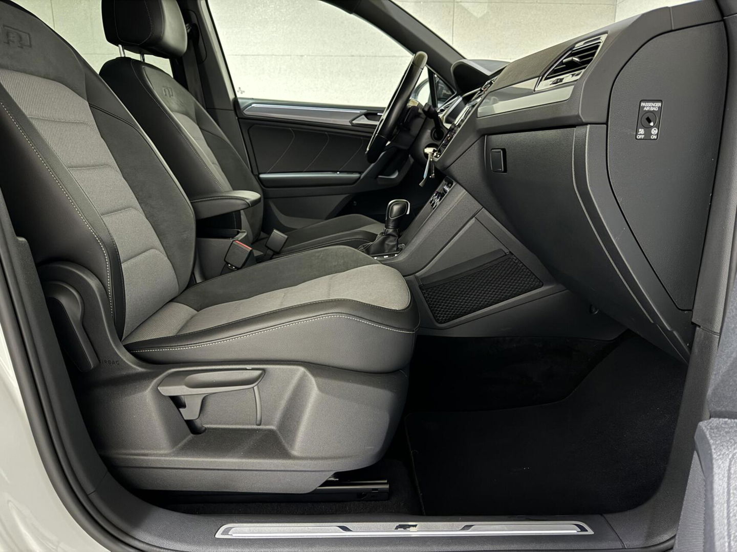Volkswagen Tiguan 1.5 TSI R-Line Black Edition Pano Virtual Trekh. NAP