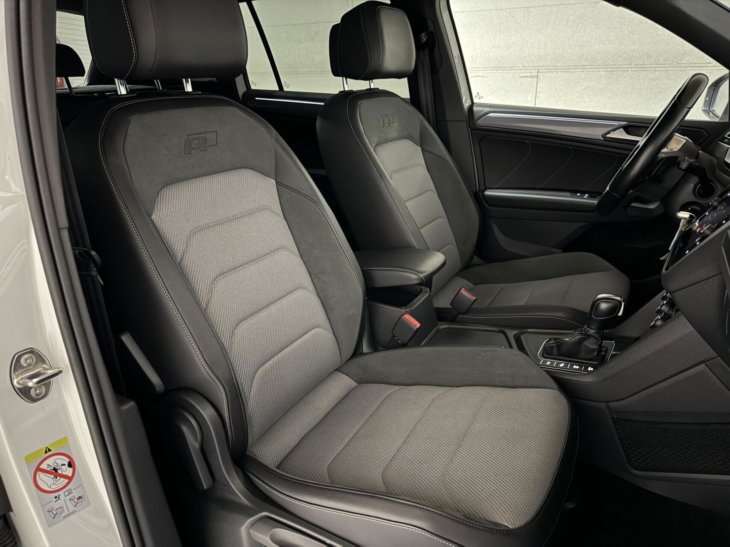 Volkswagen Tiguan 1.5 TSI R-Line Black Edition Pano Virtual Trekh. NAP