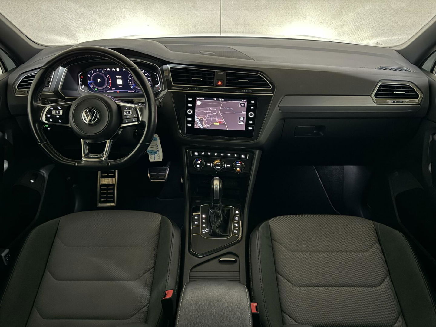Volkswagen Tiguan 1.5 TSI R-Line Black Edition Pano Virtual Trekh. NAP