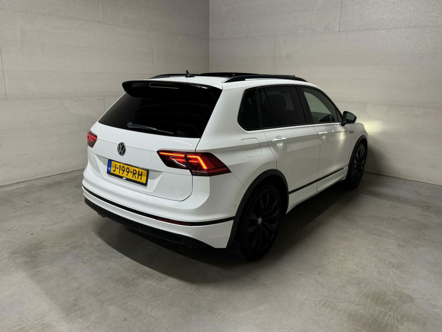 Volkswagen Tiguan 1.5 TSI R-Line Black Edition Pano Virtual Trekh. NAP