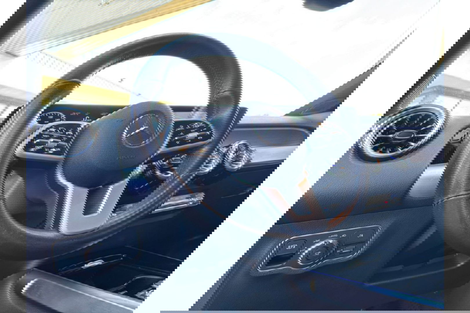 Mercedes-Benz GLB-Klasse 180 BUSINESS SOLUTION AIRCO LEER NAVI PDC-CAMERA AMBIENT LIGHT.