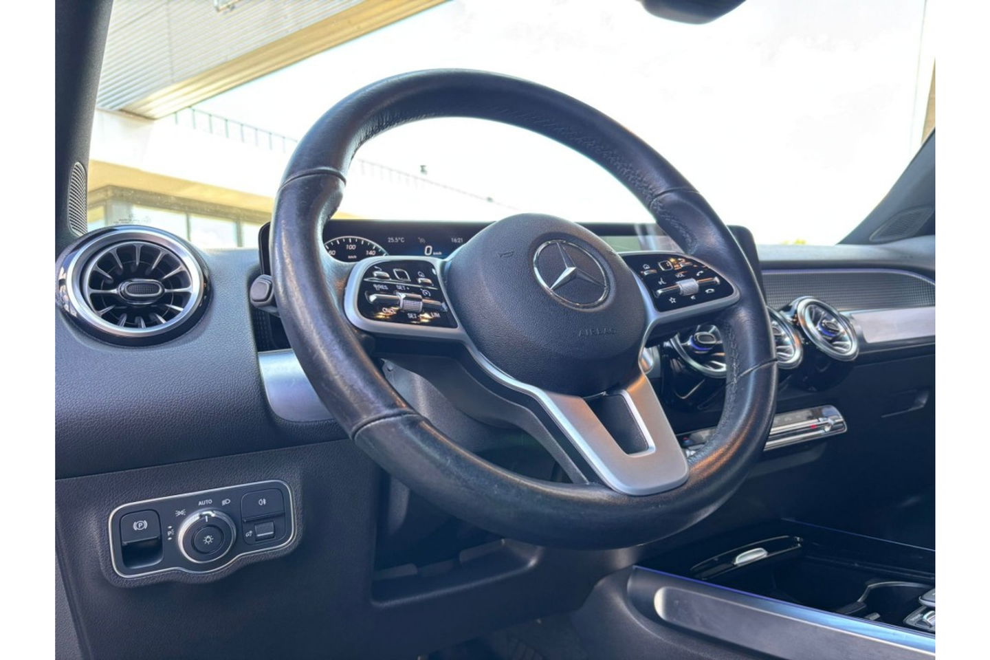 Mercedes-Benz GLB-Klasse 180 BUSINESS SOLUTION AIRCO LEER NAVI PDC-CAMERA AMBIENT LIGHT.