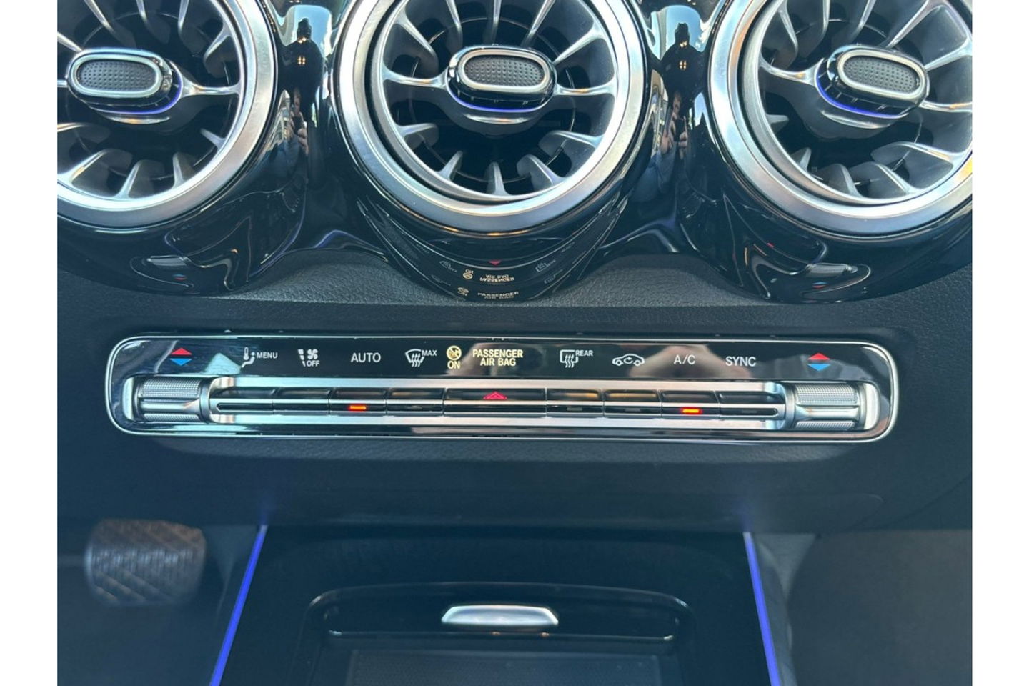 Mercedes-Benz GLB-Klasse 180 BUSINESS SOLUTION AIRCO LEER NAVI PDC-CAMERA AMBIENT LIGHT.