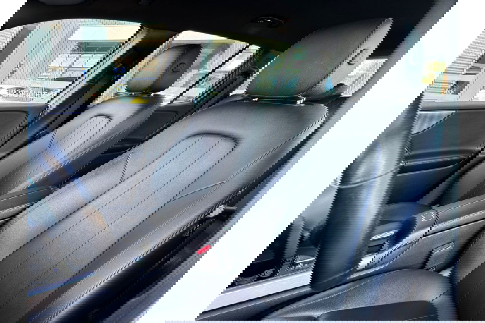 Mercedes-Benz GLB-Klasse 180 BUSINESS SOLUTION AIRCO LEER NAVI PDC-CAMERA AMBIENT LIGHT.