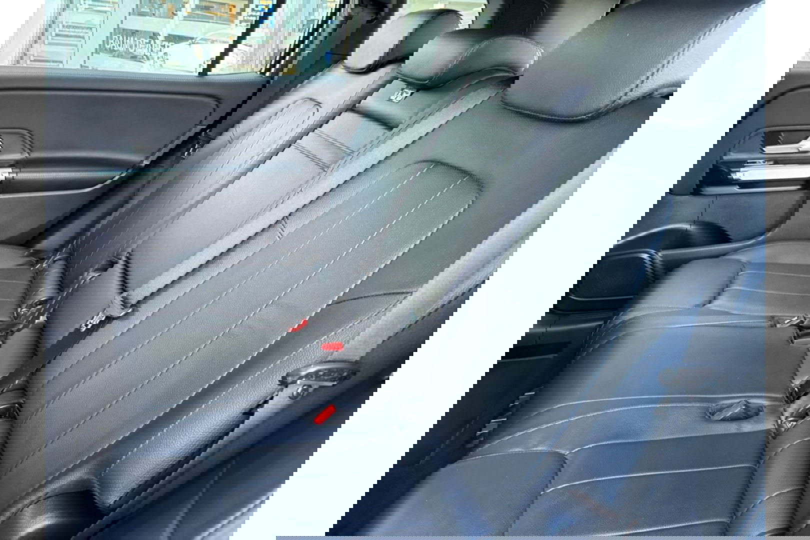 Mercedes-Benz GLB-Klasse 180 BUSINESS SOLUTION AIRCO LEER NAVI PDC-CAMERA AMBIENT LIGHT.