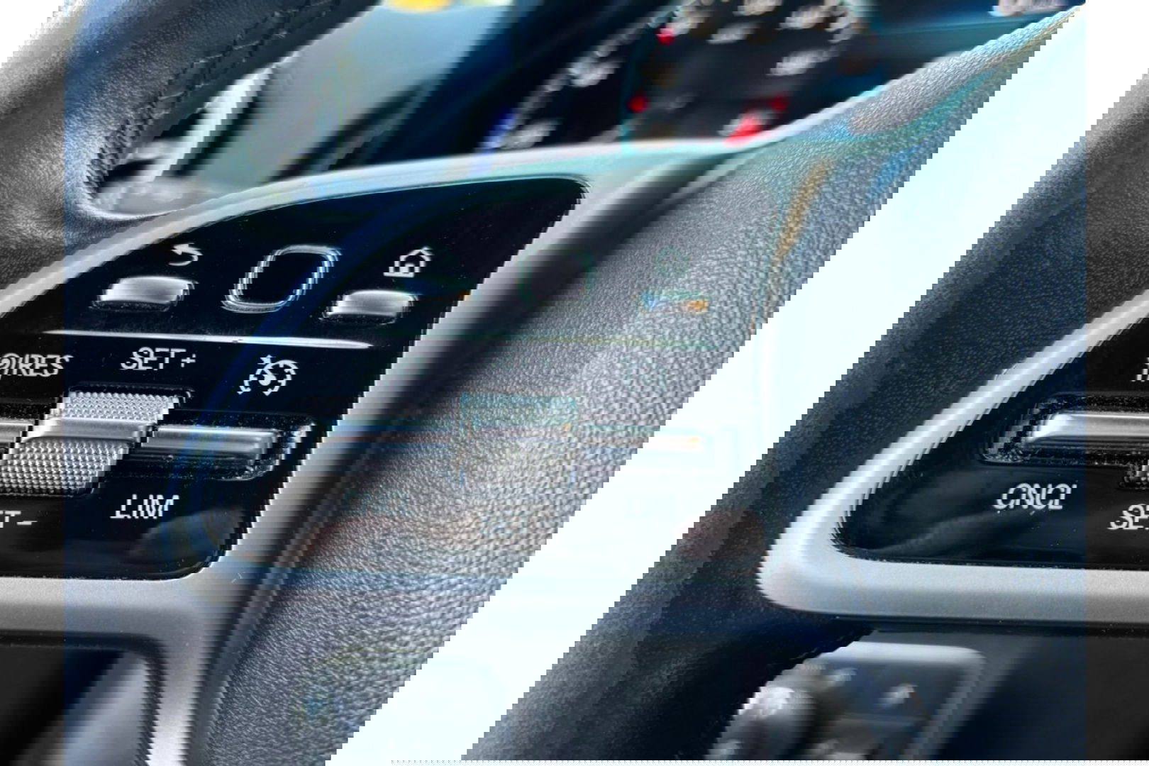 Mercedes-Benz GLB-Klasse 180 BUSINESS SOLUTION AIRCO LEER NAVI PDC-CAMERA AMBIENT LIGHT.